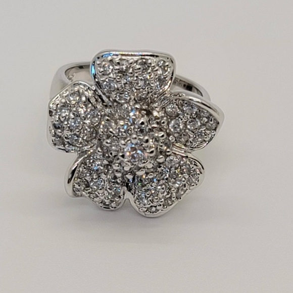 925 Sterling Silver Large Flower Ring Size 6.5 - Picture 1 of 4